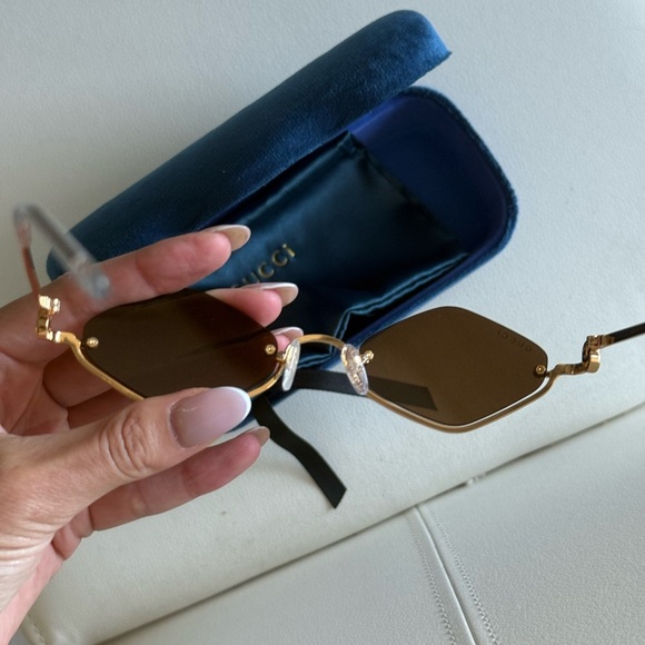 Gucci Women's Gold and Black Sunglasses - Picture 7 of 8